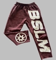 Detailansicht der burgunderroten Jogginghose im High-Street-Stil mit weißer BSLM-Stickerei - XS / Kaffee Hose