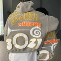 Oversize-Hoodie in Khaki mit Retro Youth Museum 3021 Schaumdruck auf dem Rücken - S / Grau