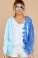Blau-weißes Batik-Hausanzug-Set mit Kapuzenpullover und High-Waist-Shorts - S / Blau und Weiß