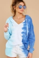 Damen Freizeit-Set mit blau-weißem Batik-Hoodie und passenden kurzen Hosen - S / Oberteile / Blau und Weiß