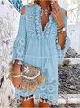 Détail de robe bohème bleu clair avec broderie en dentelle, épaules nues et pompons fins - S / Bleu clair