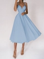 Gros plan d'une robe midi trapèze bleu clair avec fines bretelles et décolleté en V - S / Bleu ciel