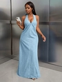 Détail de la robe longue en jean dos nu bleu clair avec col en V profond et dos ouvert - Bleu clair
