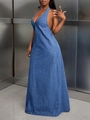 Détails de la robe en jean dos nu à col en V, montrant la texture du tissu et la coupe - Bleu