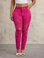 Gros plan d'un jean slim rose vif avec des détails déchirés et des boutons métalliques - S / Rose Rouge
