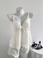 Nahaufnahme des weißen Chiffon-Camisole mit Spitzenschleife und gestuften Rüschendetails - S / Gebrochenes Weiß