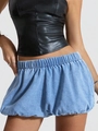 Detail der hellblauen Denim-Bubble-Shorts mit elastischer hoher Taille und Puff-Silhouette - XS / Blau