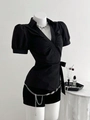 Elegante camicetta a portafoglio nera con maniche a sbuffo e scollo a V su manichino bianco - S / Nero