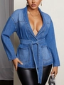 Detailaufnahme der Jeansjacke für Damen mit großen Taschen und Bindegürtel-Design - M / Blau