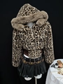 Giacca leopardata da donna con bordo in ecopelliccia e gonna a pieghe nera - S / Marrone