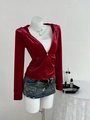 Detail der burgunderroten Samt-Kapuzenjacke mit Reißverschluss und Vintage-Jeansrock - S / Burgunderrot