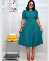 Kurzärmeliges Plissee-Midikleid in Dunkelgrün mit hoher Taille und passendem Gürtel - S / Grün