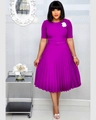 Elegantes lila plissiertes Kleid mit kurzen Ärmeln, Rundhals und passendem Taillengürtel - S / Violett