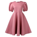Detalle de primer plano de un vestido rosa con mangas abullonadas y elegante corte en A - M / Rosa Oscuro