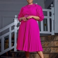 Elegantes fuchsiafarbenes Spitzenkleid mit Plisseefalten, Puffärmeln und passendem Gürtel - S / Rosarot