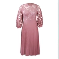Detailansicht der Hohlspitze und des Faltenrocks an einem rosa Midi-Kleid - S / Rosa