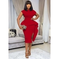 Dettaglio dell'abito midi rosso senza maniche con volant peplum e spacco laterale alla moda - S / Borgogna