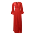 Détail de robe longue plissée rouge à col en V avec ceinture à boucle et manches évasées - Rouge Orangé