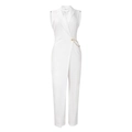 Detail eines weißen ärmellosen Jumpsuits mit schickem Reverskragen und goldener Schnalle - S / Weiß