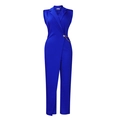Detail eines königsblauen ärmellosen Jumpsuits mit Anzugkragen und goldener Kette am Bund - S / Blau