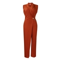 Detail eines ärmellosen Overalls in Orange mit Revers und goldener Taillenkette - S / Braun