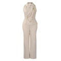 Detail eines beigen ärmellosen Jumpsuits mit Reverskragen und goldener Kettentaille - S / Aprikose