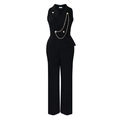 Detail eines eleganten schwarzen Jumpsuits mit Reverskragen und goldener Taillenkette - S / Schwarz