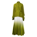 Dettaglio dell'elegante top a portafoglio plissettato e gonna lunga sfumata verde oliva - Taglia unica / Top E Pantaloni / Verde-giallo