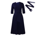 Détail de la ceinture amovible à boucle carrée sur une robe plissée bleu marine - Bleu marine