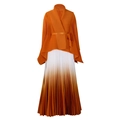 Dettaglio del top a pieghe arancione con maniche a campana e gonna sfumata - Taglia unica / Top E Pantaloni / Rosso Arancio