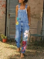 Detail der hellblauen Latzhose mit bunten Blumenmustern und Denim-Stoff im Freien - 3XL / Hellblau