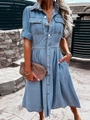 Detail van de lichtblauwe denim hemdjurk met zilveren knopen en verstelbare mouwen - XL / Blauw