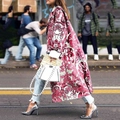 Lange double-breasted trenchcoat met rode en groene barokke bloemen jacquard patronen - S / Roze Bloemenpatroon