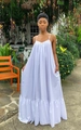 Primer plano del vestido blanco de tirantes con volantes escalonados y dobladillo fluido - S / Vestidos / Blanco