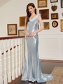 Elegantes hellblaues Meerjungfrau-Abendkleid mit V-Ausschnitt und weißen Federdetails - S / Hellblau