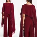 Detail van bordeauxrode chiffon cape met wijde broek toont de drapering en textuur - S / Bordeauxrood