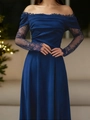 Vue détaillée d'une robe de soirée bleu marine à épaules dénudées avec manches en dentelle - Bleu Royal