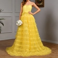 Elegante abito da sera giallo vivace a fascia con gonna a balze in rete e bordi in pizzo - S / Giallo