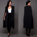 Detail van zwarte cape blazer met splitmouwen en een elegante lange pasvorm - XL / Zwart