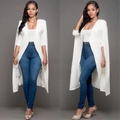 Détail d'un blazer cape blanc montrant son drapé fluide et son style élégant minimaliste - Blanc
