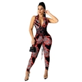 Detail eines ärmellosen Jumpsuits mit V-Ausschnitt, Kettenprint und Schnürung an der Taille - XL / Rot