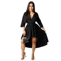 Detalle de un vestido camisero negro asimétrico con cinturón y bajo irregular moderno - S / Negro