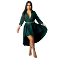 Detalle de vestido camisero verde oscuro con cinturón de cadena dorado y mini bolso - S / Azul Lago