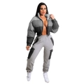 Detalle del conjunto de dos piezas chaqueta acolchada y pantalón cargo en patchwork gris - XL / Negro y Gris
