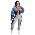 Detalle de un conjunto de dos piezas con chaqueta acolchada azul y pantalón gris de dama - S / Azul