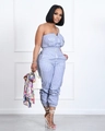 Detail eines blau-weiß gestreiften trägerlosen Jumpsuits mit Reißverschluss und Taschen - S / Blau Gestreift (G0464)