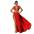 Robe de soirée rouge avec décolleté en V plongeant, broderie dorée et fente haute - Rouge