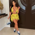 Détail du haut licou en tricot jaune avec franges et short à rayures ajouré assorti - S / Haut Et Bas / Jaune