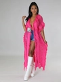 Détail d'un cardigan en maille fuchsia avec de longues franges et des éléments ajourés - Rose rouge