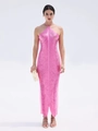 Dettaglio dell'abito lungo fucsia con frange a strati a forma di V e scollo all'americana - Rosa